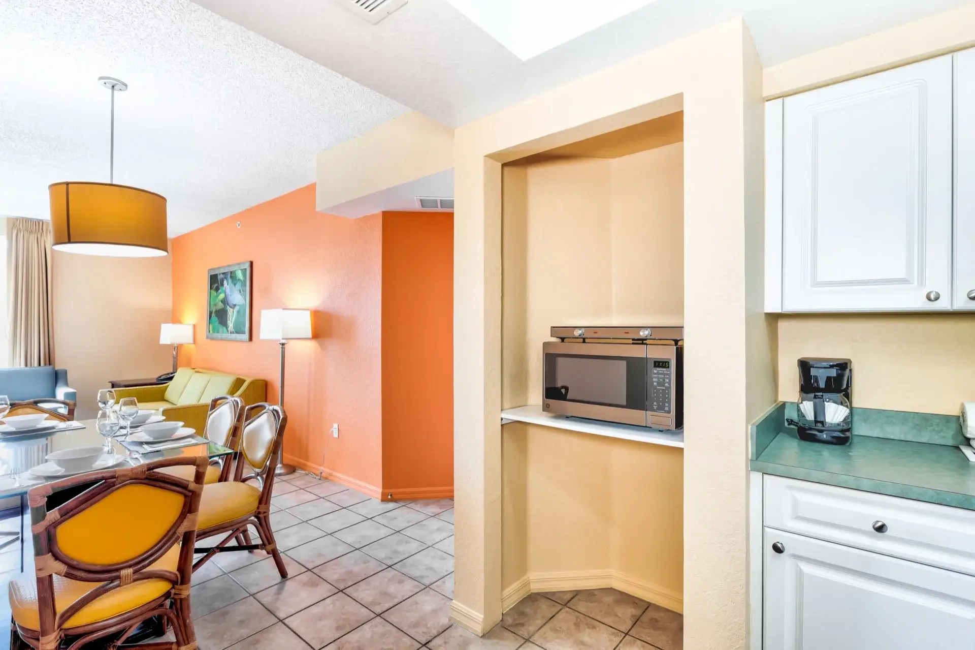 B Suite dining room and kitchenette with microwave oven