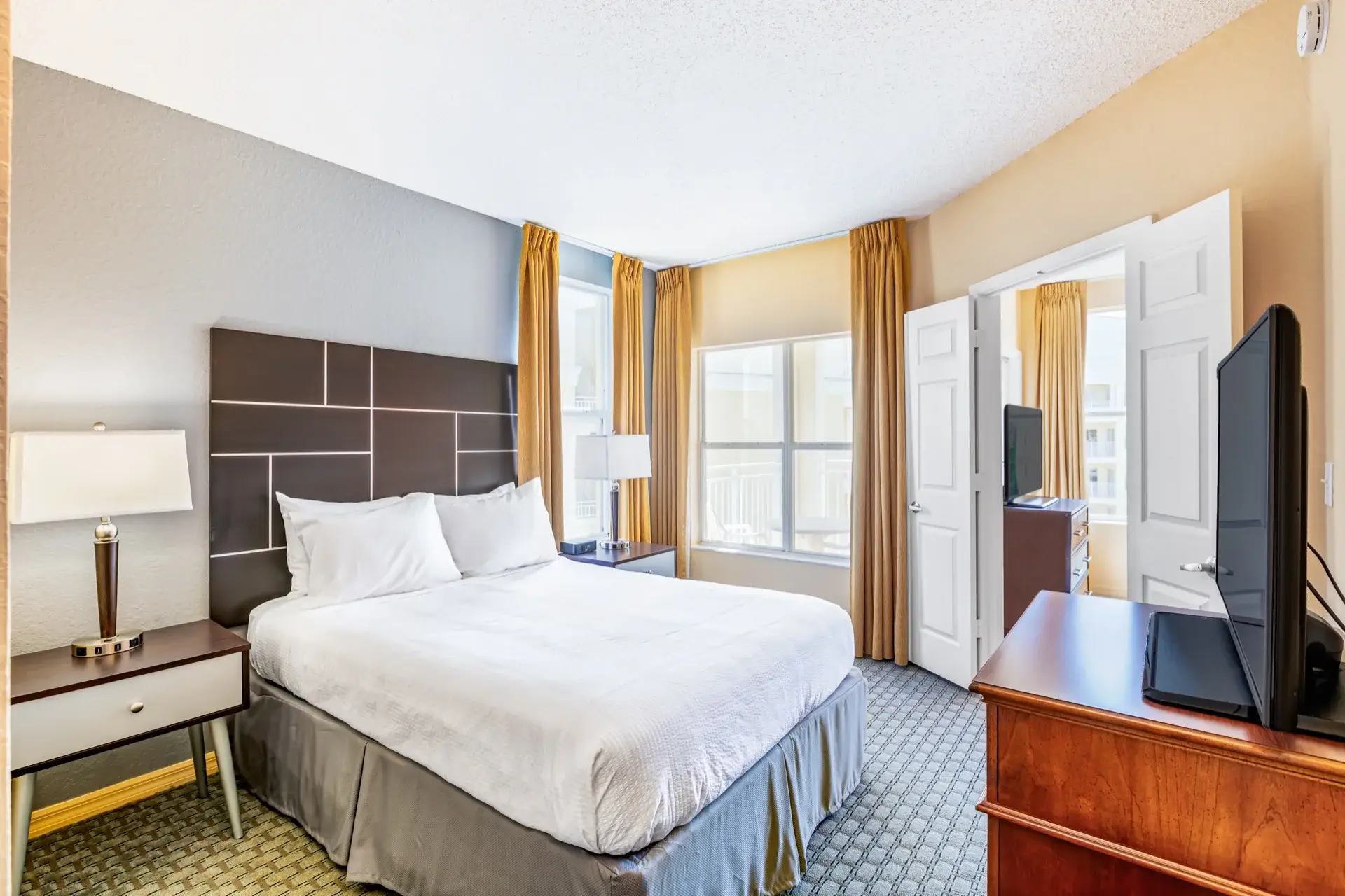 B Suite primary bedroom with a queen-size bed