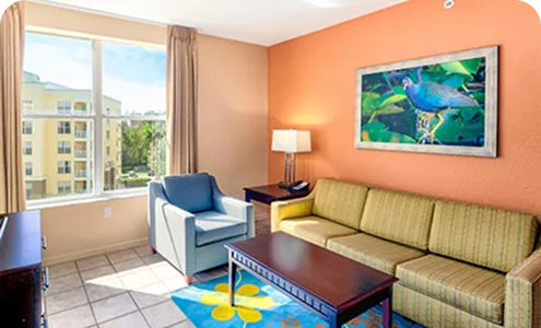 Interior da suíte mostrando área de estar espaçosa